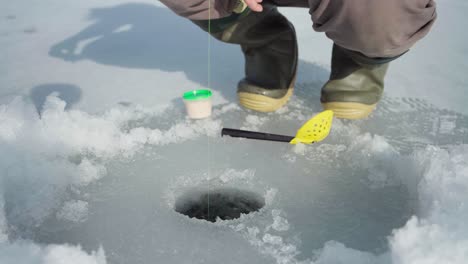 Beschnittene-Ansicht-Eines-Mannes-Beim-Eisfischen-Im-Winter