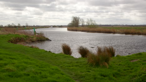 Plano-Amplio-Del-Río-Bure-Con-Un-Crucero-De-Pizarra-Blanca-Al-Fondo