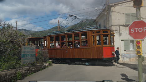 Vintage-tram-meanders-through-Soller,-Mallorca's-scenic-streets
