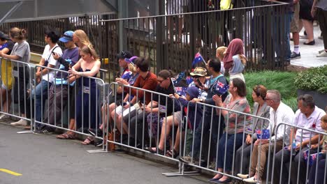 Multitudes-De-Ciudadanos-Australianos-Se-Reúnen-En-El-Centro-De-La-Ciudad-De-Brisbane,-Hinchándose-De-Anticipación-Antes-Del-Comienzo-Del-Tradicional-Desfile-Anual-Del-Día-De-Anzac-En-La-Plaza-Anzac,-Primer-Plano.