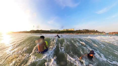 Un-Joven-Asiático-Con-Traje-De-Neopreno-Navegando-Hacia-La-Cámara-Y-Luego-Limpiando-Con-Una-Tabla-De-Surf-Volando-En-El-Aire.