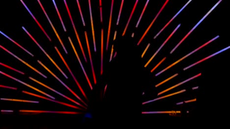 Nachtclub-Party-DJ-Spielt-Elektronische-Dance-Techno-Musik-Vor-Einer-Sonnenähnlichen-LED-Installation-Mit-Hellen-Und-Harmonischen-Farben