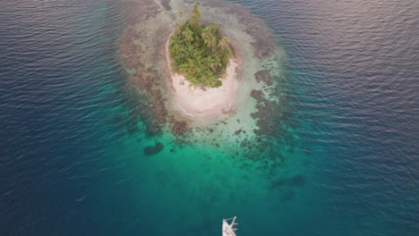 Drohnenclip-Auf-Den-San-Blas-Inseln-Mit-Einem-Segelboot,-Das-Auf-Einer-Abgelegenen-Insel-Vor-Anker-Liegt