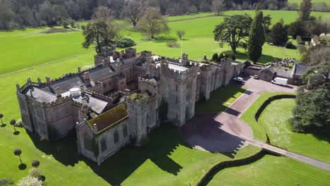 Schloss-Hampton-Court-In-England