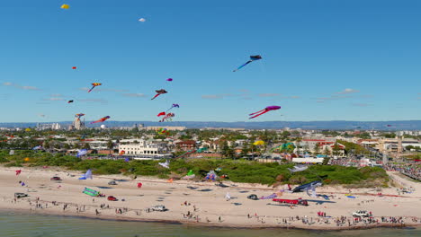 Drachenfest-Luftaufnahme-Am-Strand