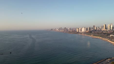 Vuelo-Aéreo-Sobre-La-Torre-Del-Reloj-En-La-Iglesia-De-San-Pedro-En-La-Antigua-Jaffa-Durante-La-Hora-Dorada,-Tel-Aviv