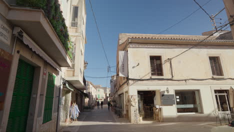 Charming-street-in-Santanyi,-Mallorca-with-local-shops