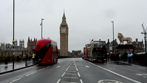 A-Grey-and-Cloudy-Day-on-Westminster-Bridge,-London,-United-Kingdom