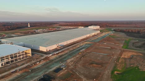 Langsamer-Anflug-über-Fords-Megacampus,-Blueoval-City-Bei-Sonnenuntergang-In-Stanton,-Tennessee