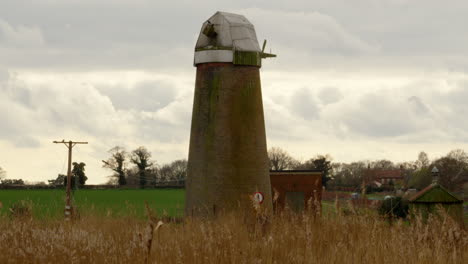 Mirando-A-Través-De-Los-Juncos-En-Un-Molino-De-Viento-Norfolk-Broads-Abandonado-Con-Bomba-De-Agua-En-El-Río-Ant-Cerca-Del-Puente-Ludham