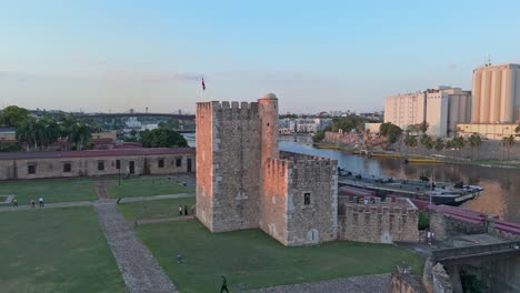 Berühmte-UNESCO-Stätte-Ozama-Festung-Am-Flussufer-In-Santo-Domingo,-Luftaufnahme