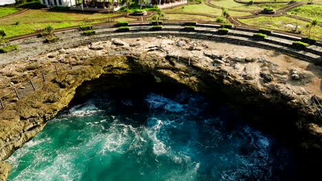 Devil’s-Tear,-popular-natural-attraction-located-Nusa-Lembongan,-Indonesia