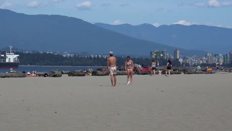 Ein-Frustrierter-Muskulöser-Mann-Versucht,-Frisbee-Am-Strand-Zu-Spielen