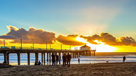 Tourists-At-Manhattan-Beach-On-Sunset-In-Los-Angeles-County,-California