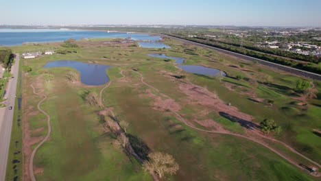 Dies-Ist-Ein-Luftbildvideo-Des-Lake-Park-Golfplatzes-In-Lewisville,-Texas