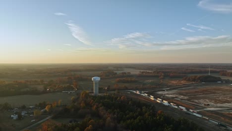 Luftanflug-Des-Memphis-Watertower-Vor-Fords-Megacampus,-Blueoval-City-Bei-Sonnenuntergang-In-Stanton,-Tennessee