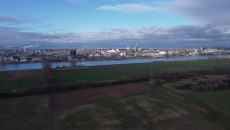 Agricultura-E-Industria,-Grandes-Polígonos-Industriales-Y-Campos-Verdes-Separados-Por-Ríos,-Drones