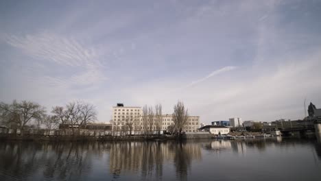 Gebäude-In-Der-Innenstadt-Entlang-Des-Milwaukee-River-Morgen-Sonnenaufgang