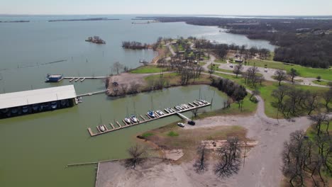 Estas-Son-Imágenes-Aéreas-Del-Puerto-Deportivo-Con-Vista-Al-Lago-En-Lake-Dallas,-Texas.