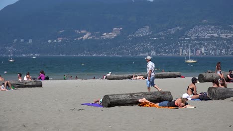 Mann-Im-Weißen-Hemd-Geht-Am-Kitsilano-Beach-In-Vancouver,-BC,-Kanada-Spazieren