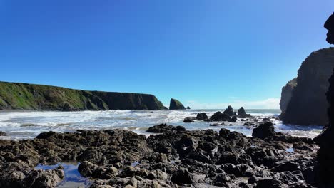 Flut-An-Ballydwane-Bay,-Felsnadeln-Und-Felsigen-Stränden-An-Der-Copper-Coast-In-Waterford,-Irland