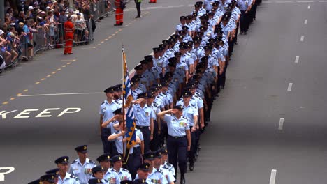 Un-Gran-Grupo-De-Disciplinados-Hombres-Y-Mujeres-En-Servicio-De-La-Real-Fuerza-Aérea-Australiana-Marchando-Uniformemente-Por-Las-Calles-De-La-Ciudad-De-Brisbane,-En-Medio-De-La-Solemnidad-De-La-Conmemoración-Del-Día-De-Anzac.