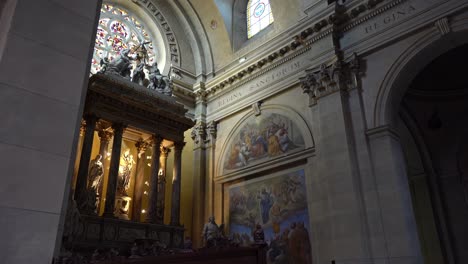 Die-Basilika-Notre-Dame-De-Lys-In-Annecy-Wurde-Im-14.-Jahrhundert-Von-Den-Grafen-Von-Genf-Auf-Den-Fundamenten-Einer-Kleinen-Kapelle-Gegründet