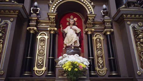Primer-Plano-De-La-Estatua-Del-Niño-Jesús-En-La-Basílica-Argentina-De-San-José-Flores,-ícono-Católico-Dentro-Del-Edificio-Religioso,-Hogar-Del-Papa-Francisco.