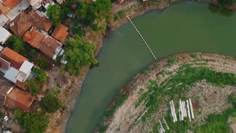 Luftaufnahme-Von-Oben-über-Den-Fluss-Citarum-Bei-Ebbe,-In-Der-Stadt-Bandung,-Indonesien