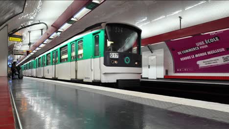 Metro-arriving-at-Paris-subway-station,-France