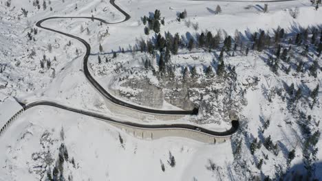 Los-Coches-Navegan-Por-El-Sinuoso-Paso-De-Montaña-De-Falzarego-En-Los-Dolomitas-Blancos-Italianos,-El-Paisaje-Invernal-Aéreo