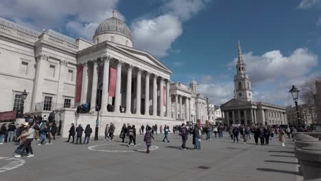 Menschen,-Die-An-Einem-Sonnigen-Morgen-Am-Trafalgar-Square-Neben-Der-National-Portrait-Gallery-Im-Zentrum-Von-London-Vorbeigehen