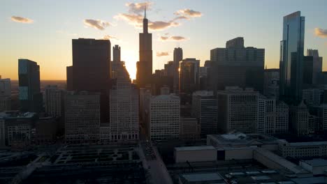 Eine-Atemberaubende-Luftaufnahme-Von-Chicago-Henge-Bei-Sonnenuntergang