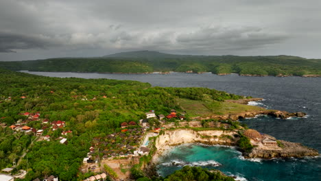 Wide-angle-panning-aerial-view,-Blue-Lagoon-Nusa-Ceningan,-Lembongan