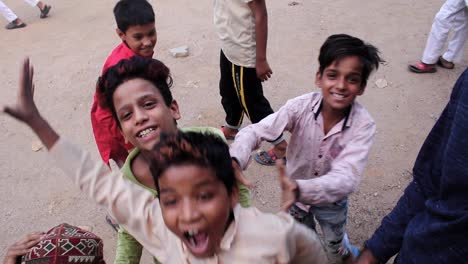 Niños-Sonriendo-Alegremente-Y-Jugando-A-La-Cámara-En-La-Calle-En-Jaipur,-India