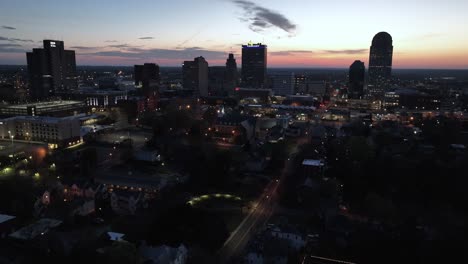 Crepúsculo-Empuja-Hacia-El-Horizonte-De-Winston-Salem-Carolina-Del-Norte