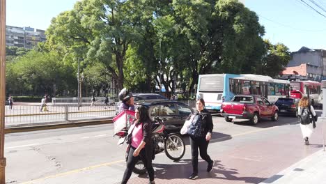 Gente-Hiperlapse-Camina-En-Las-Aceras-Argentinas-De-La-Ciudad-Capital-Buenos-Aires-Lapso-De-Tiempo,-Movimiento-Rápido-Con-Fondo-Verde-Del-Parque-Plaza-Pueyrredon