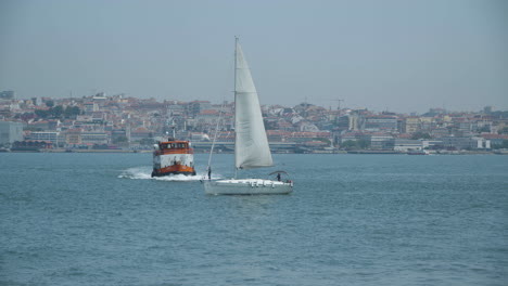 Mehrere-Boote-Segeln-Auf-Dem-Tejo