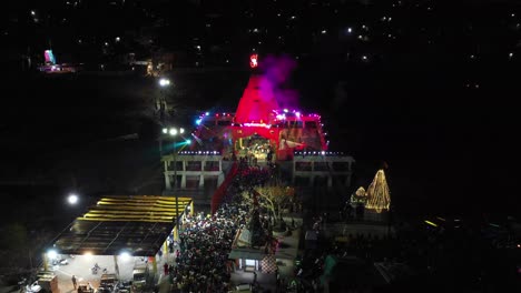 Vista-Aérea-De-Drones-Hacia-Atrás-Donde-Muchas-Personas-Tendrán-Darshan-Dentro-Del-Templo-Y-Hay-Muchos-Templos-Alrededor