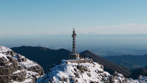 Luftaufnahme-Des-Kreuzes-Von-Punta-Cermenati-Auf-Dem-Schneebedeckten-Gipfel-Des-Monte-Resegone