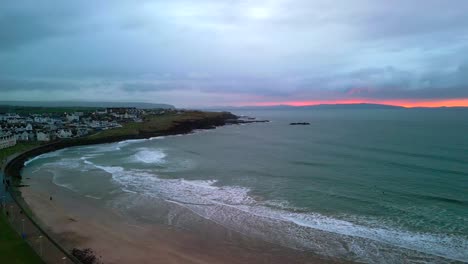 Roter-Himmel-Mit-Blick-Auf-Einen-Strand-An-Einem-Launischen-Tag