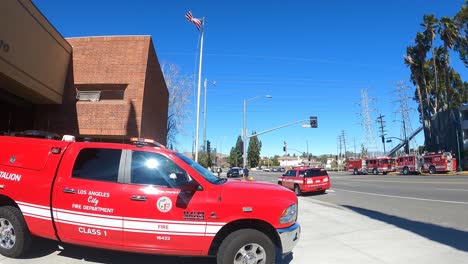 Los-Camiones-De-Bomberos-Llegan-Al-Incendio-Del-Edificio.