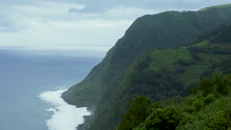 Zeitraffer-Mit-Blick-Auf-Meer-Und-Berge-Auf-Den-Azoren