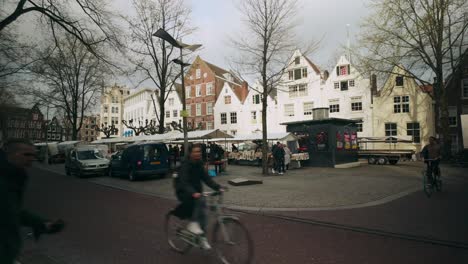 Lindo-Mercado-En-Spui-En-El-Centro-De-La-Ciudad-De-Amsterdam-Durante-El-Invierno