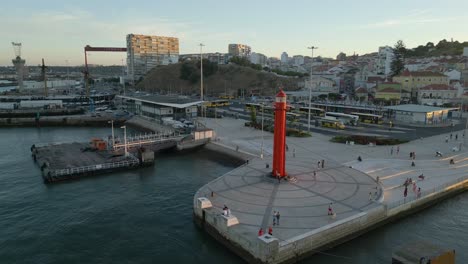 Drone---Tiro-De-Arco---Faro-Rojo-A-Orillas-Del-Río-Tajo-En-Lisboa,-Portugal