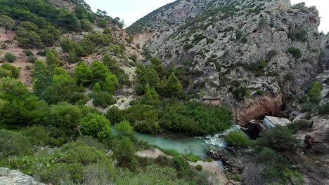 Schwenkaufnahme-Eines-Grünen-Tals-Mit-Einem-Fluss-Zwischen-Bergen-In-Spanien