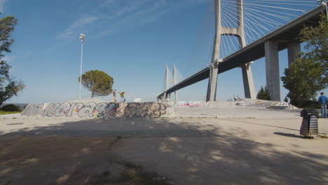 Kinder-Skaten-Im-Skatepark-In-Einem-öffentlichen-Park-Im-Parque-Das-Nações,-Lissabon,-Portugal