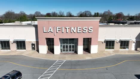 La-Fitness-Gimnasio-En-El-Suburbio-Americano-En-Un-Día-Soleado