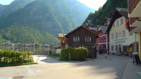 Menschen,-Die-An-Einem-Sonnigen-Tag-Durch-Das-Dorf-Hallstatt-Spazieren