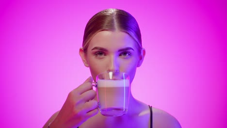 Wunderschöne-Frau-Trinkt-Einen-Leckeren-Macchiato-Kaffee,-Isolierter-Rosa-Studiohintergrund